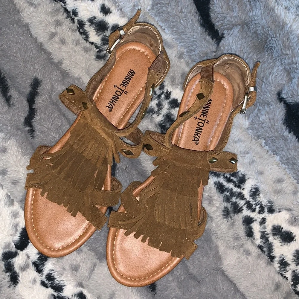 Minnetonka Merriam Suede Leather Fringe Wedge Sandals — 8